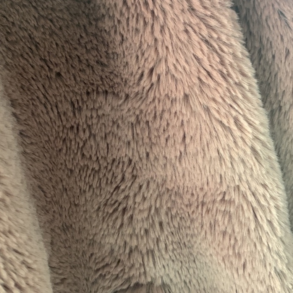 NWOT Urban Outfitters Oversized Faux Fur Coat - Picture 9 of 9